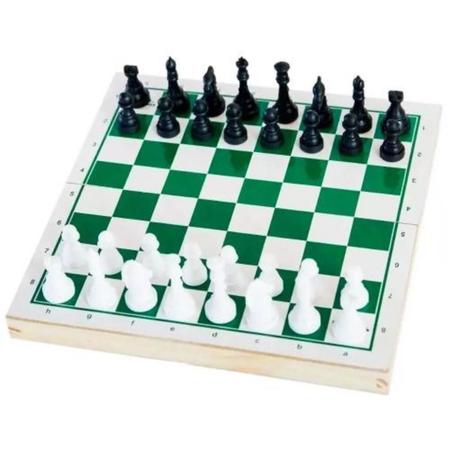 tabuleiro de xadrez com figuras. xadrez de madeira. jogos de