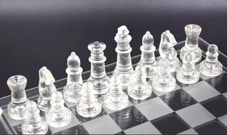 Jogo De Xadrez Profissional Tabuleiro E Peças Em Vidro Luxo - Glass Chess -  Jogo de Dominó, Dama e Xadrez - Magazine Luiza