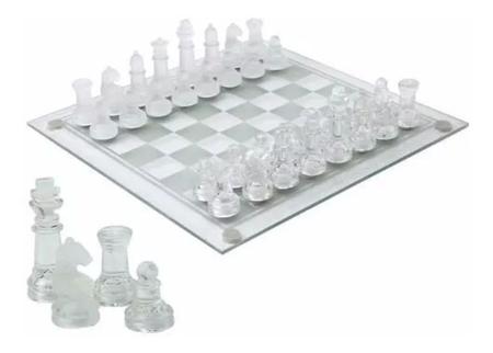 peões de xadrez branco e preto em pé no tabuleiro de xadrez