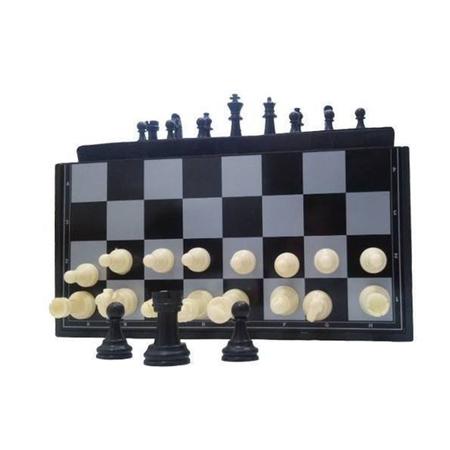 Jogo de xadrez duplo em tablet digital com peças de xadrez tridimensional.