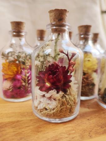 Imagem de Kit 10 Garrafinhas com flores secas para lembrancinhas 50ml