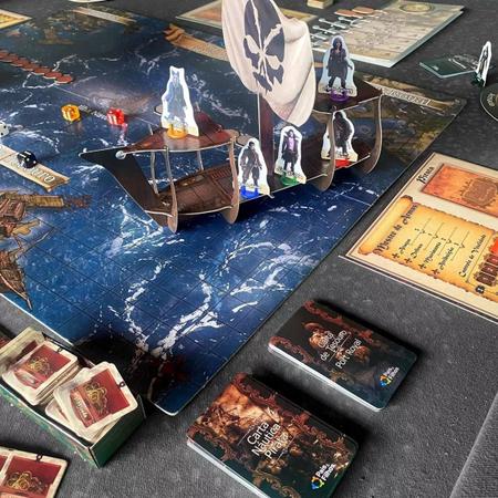 Jogo de tabuleiro de dados pirata preto e branco para crianças com