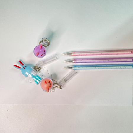 Imagem de Kit 3 canetas chaveiro copinho de coelhinho com glitter material escolar