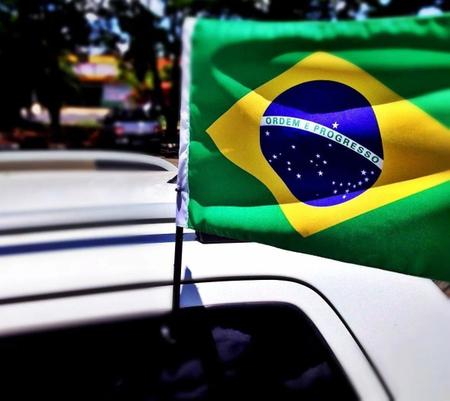 Imagem de Kit 4 Bandeiras Do Brasil Com Haste Para Janela Do Carro