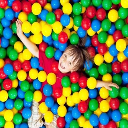 Bolas coloridas brilhantes para a piscina para jogos infantis.brinquedos  para crianças, entretenimento para crianças.use em catálogos de lojas  infantis, centros de entretenimento de publicidade. fundo multicolorido  brilhante