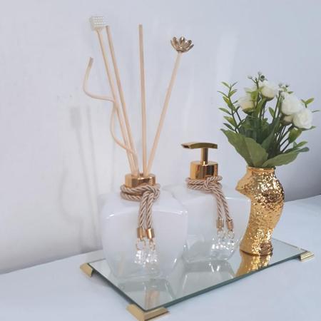 Imagem de Kit Aromatizador Saboneteira Bandeja Vasinho Dourado e Luxuosas Varetas Decoradas - K250/253