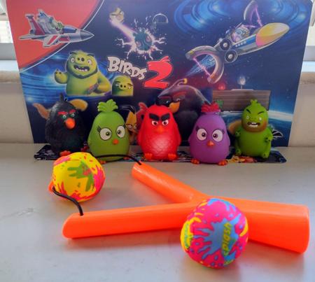 Imagem de Kit  Bonecos Angry Birds + um estilingue com bolinhas de espuma
