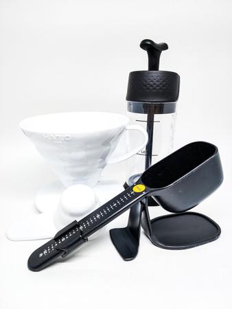 Imagem de Kit Coador Hario V60 02 Branco + Espumador Preto + Balança