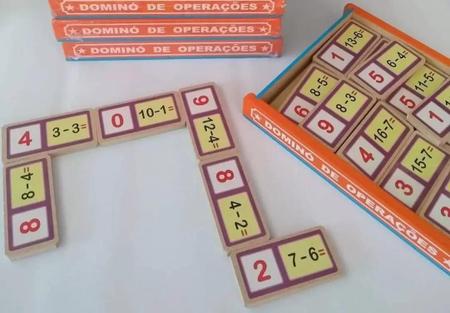 Tudo Dez  A maior loja de preço único do Brasil - Kit de Produtos - Kit  Com 2 Jogos De Dominó: Tradicional E Tabuada - 24 Peças Cada