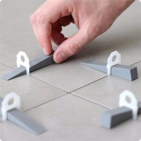 Kit Com 50 Espaçador Nivelador Porcelanato 1,5mm E 10 Cunha - H Plásticos Imagem de Kit Com 50 Espaçador Nivelador Porcelanato 1,5mm E 10 Cunha