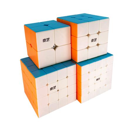 Kit Cubo Mágico Qiyi 2x2 + 3x3 + 4x4 + 5x5 Stickerlss