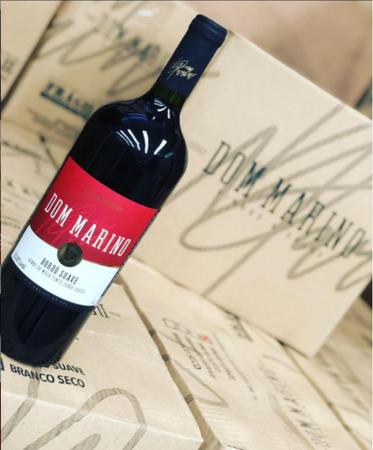 Imagem de Kit De Vinho Dom Marino Tinto Suave Bordô 1L C/ 2 Taças