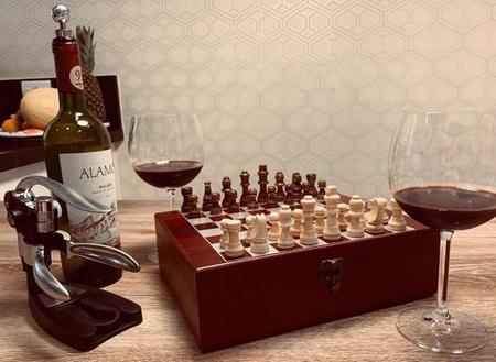 Imagem de Kit De Vinho Premium Com Acessórios E Jogo De Xadrez Presente Diferente 