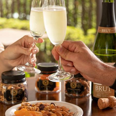 Kit Espumante Brut com 2 taças VARANDA 750ml Imagem de Kit Espumante Brut com 2 taças VARANDA 750ml