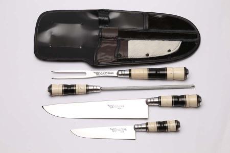 Imagem de Kit Estojo com faca 6e faca 10, chaira e garfo para churrasco em aço inox e cabo de osso e chifre em bainha de pelo 50Q