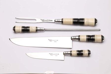 Imagem de Kit Estojo com faca 6e faca 10, chaira e garfo para churrasco em aço inox e cabo de osso e chifre em bainha de pelo 50Q