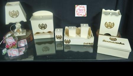 Kit farmacinha Higiene bebê Mdf 8 pçs - CREME COM PEROLAS DE COROA - Flores para Mariae Decor Imagem de Kit farmacinha Higiene bebê Mdf 8 pçs - CREME COM PEROLAS DE COROA