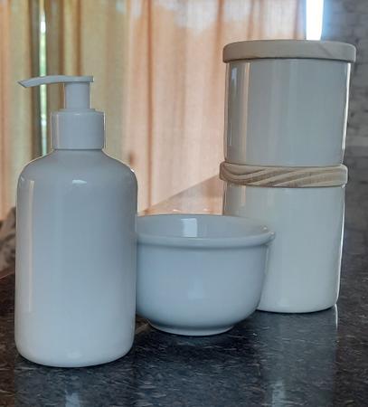 Imagem de Kit higiene bebê 4 peças - Porcelana branca e bege - Tampa Pinus - com molhadeira