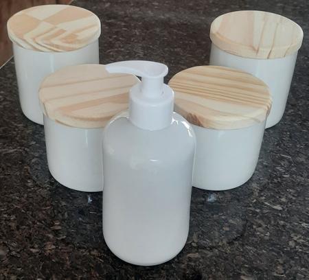 Imagem de Kit higiene bebê 5 peças Porcelana branca e bege Tampa Pinus