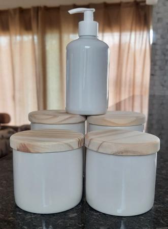 Imagem de Kit higiene bebê 5 peças Porcelana branca e bege Tampa Pinus