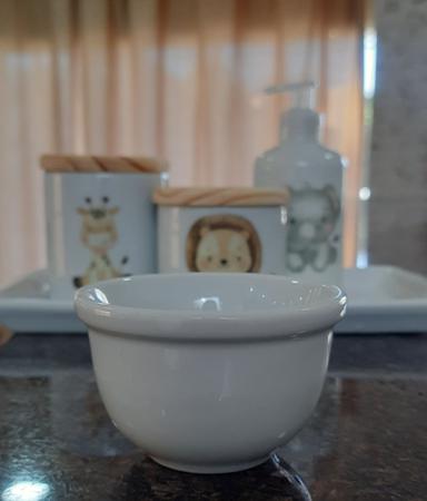 Imagem de Kit higiene bebê Safari 5 peças - Bandeja, potes, porta álcool e molhadeira - Peças Porcelana Tampas Pinus