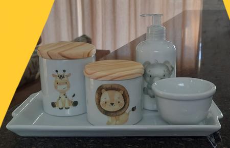 Imagem de Kit higiene bebê Safari 5 peças - Bandeja, potes, porta álcool e molhadeira - Peças Porcelana Tampas Pinus