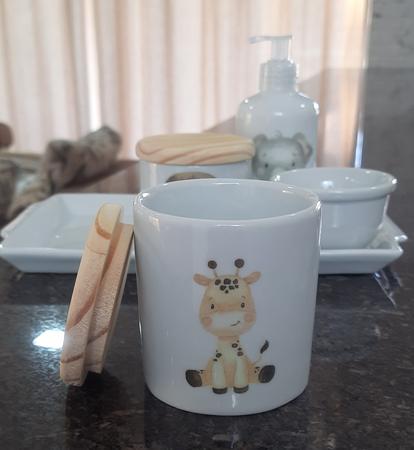 Imagem de Kit higiene bebê Safari 5 peças - Bandeja, potes, porta álcool e molhadeira - Peças Porcelana Tampas Pinus