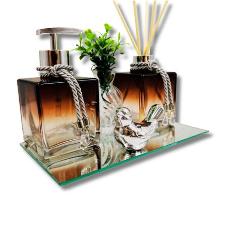Imagem de Kit Lavabo Luxo Para Banheiro Saboneteira e Difusor Com Bandeja Espelhada - Vidro Cubo Marrom