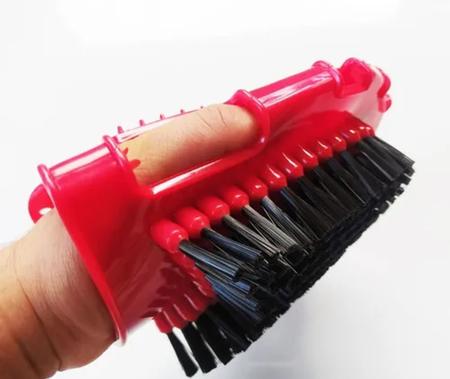 Kit Limpeza Limpa Cavalo Rodo Pente Escova Ranilha Luva Mais - Selaria Master Imagem de Kit Limpeza Limpa Cavalo Rodo Pente Escova Ranilha Luva Mais