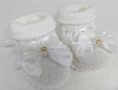 Imagem de kit luva, touca e sapatinho branco com laço para bebê de 0 a 2 meses em tricô