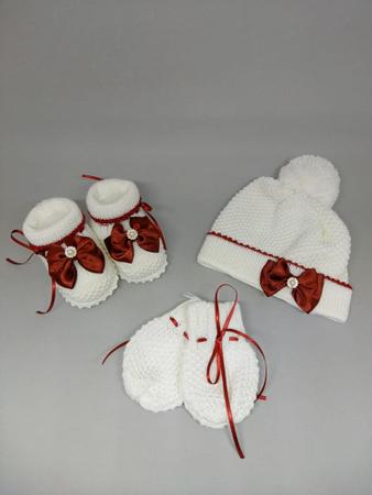 Imagem de kit luva, touca e sapatinho branco com laço vermelho para bebê de 0 a 2 meses em tricô