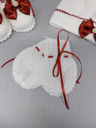 Imagem de kit luva, touca e sapatinho branco com laço vermelho para bebê de 0 a 2 meses em tricô
