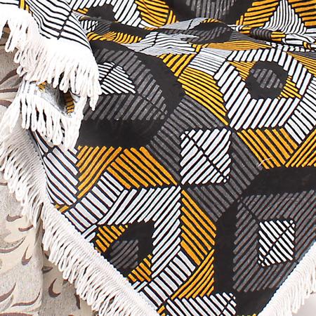 Imagem de Kit Manta Xale para Sofá Preta Estampada 1,50m x 1,50m + 3 Almofadas Decorativas 45cm x 45cm com refil