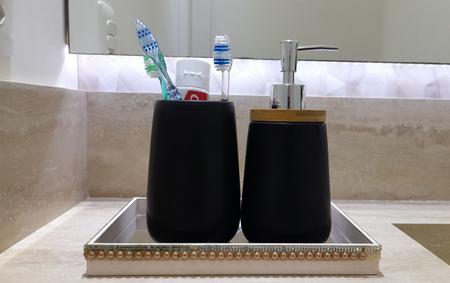 Imagem de Kit Para Banheiro Cerâmica Preto Porta Escova E Saboneteira Jogo Dispenser Sabonete Liquido Lavabo