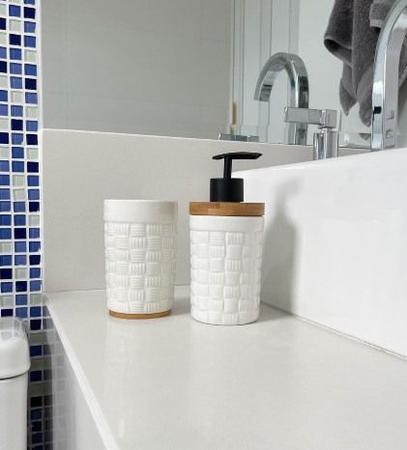 Imagem de Kit para Banheiro Porcelana e Madeira 02 Peças Porta Sabonete Líquido e Porta Escova Tijolo