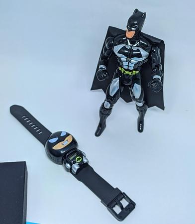 Imagem de Kit Relógio Infantil Digital Brinquedo Silicone Ájustavel + Boneco Luz Super Heróis Homem Aranha Ferro Batman Superman