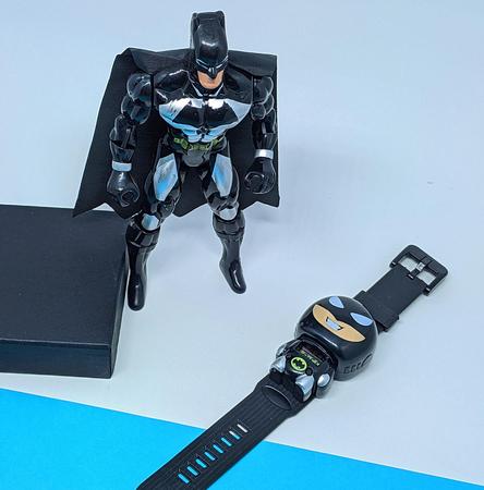 Imagem de Kit Relógio Infantil Digital Brinquedo Silicone Ájustavel + Boneco Luz Super Heróis Homem Aranha Ferro Batman Superman