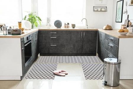 Imagem de Kit Tapetes e Passadeira De Cozinha 3 Peças Antiderrapante Arabesco Geométrico Branco e Preto