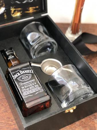 Imagem de Kit Whisky Jack Daniels Presente + 2 Copos Vidro + Dosador