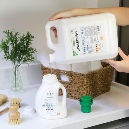 Lava Roupas Liquido Refil 5L Bioz Green Formula Com Ingredientes Naturais Rende Ate 30 Lavagens Imagem de Lava Roupas Liquido Refil 5L Bioz Green Formula Com Ingredientes Naturais Rende Ate 30 Lavagens