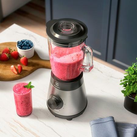 Imagem de Liquidificador Electrolux 700w 1,5L Experience com Copo de Vidro e Tecnologia TruFlow  Cor Inox Preto (EBS30)