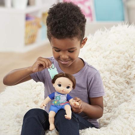Imagem de Littles by Baby Alive, Carry 'N Go Squad, Little Matteo Brown Hair Boy Doll, Carrier, Accessories, Toy for Kids Ages 3 Years &amp Up (Amazon Exclusive)