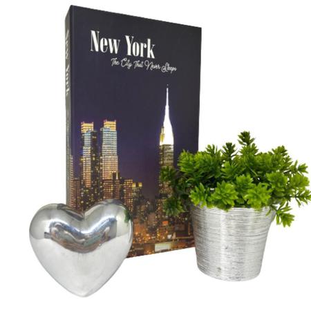 Imagem de Livro decorativo New York + vaso prata + coração cerâmico