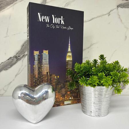 Imagem de Livro decorativo New York + vaso prata + coração cerâmico