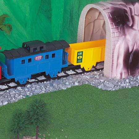 Trem Locomotiva Com Túnel Luz E Som 49 Peças 5,3m De Trilhos 8001 - Braskit  em Promoção na Americanas