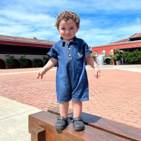 Imagem de Macacão Curto Bebê e Infantil Romper Jeans Leve com Bordado