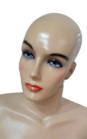 Imagem de Manequim feminino adulto (pose sentada) na cor bege rosto maquiado