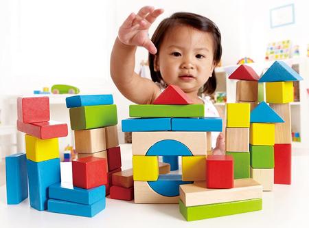 Imagem de Maple Wood Kids Blocos de Construção por Hape  Empilhamento de blocos de madeira conjunto de brinquedos educativos para crianças, 50 peças coloridas em formas e tamanhos variados