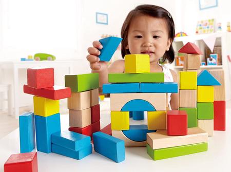 Imagem de Maple Wood Kids Blocos de Construção por Hape  Empilhamento de blocos de madeira conjunto de brinquedos educativos para crianças, 50 peças coloridas em formas e tamanhos variados