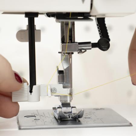 Imagem de Máquina de Costura 22 Pontos e Casa de Botão Automática Diversos Tipos de Tecidos Leves Medios e Grossos como Brim e Jeans